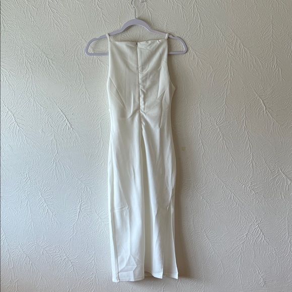 Elegant White Sleeveless Dress - Picture 3 of 3